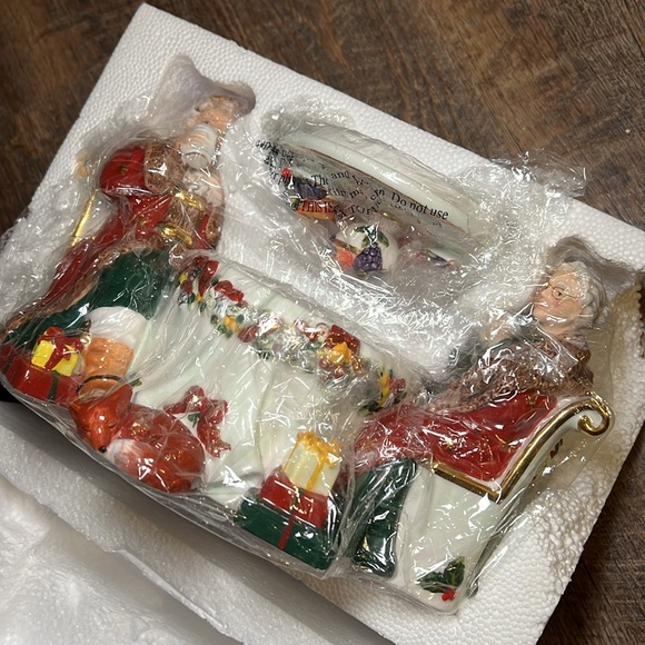 NIB Waterford Holiday Heirlooms Mr & Mrs Claus Candy Jar - Picture 15 of 16